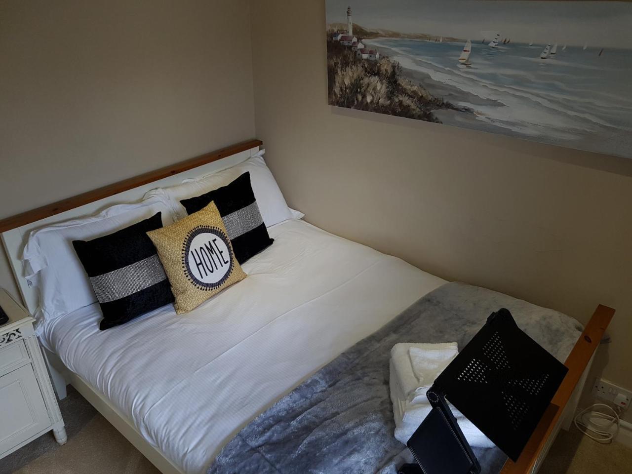 Appartement Slough Centre Townhouse With Driveway Parking For Up To Two Cars Extérieur photo