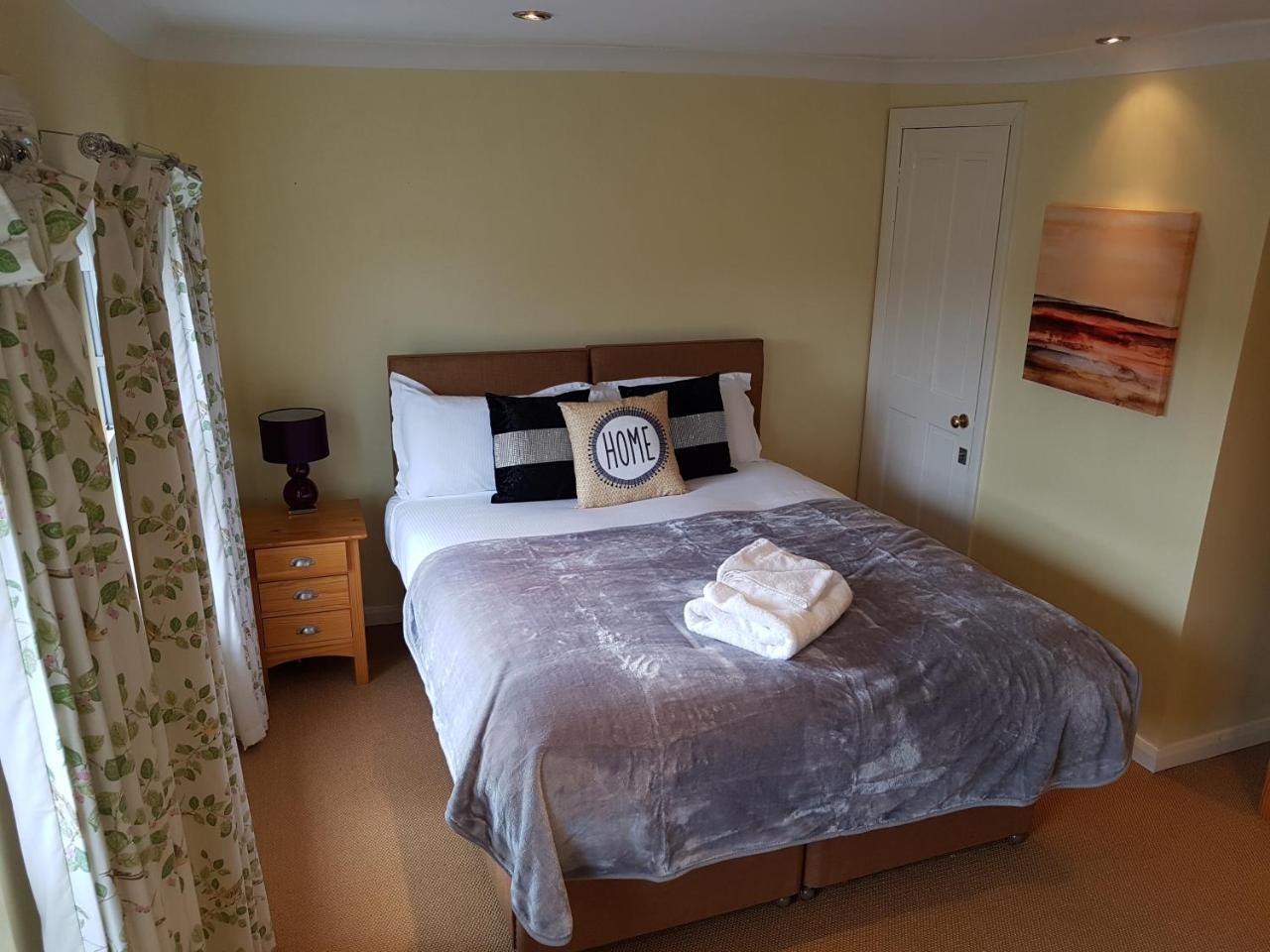 Appartement Slough Centre Townhouse With Driveway Parking For Up To Two Cars Extérieur photo