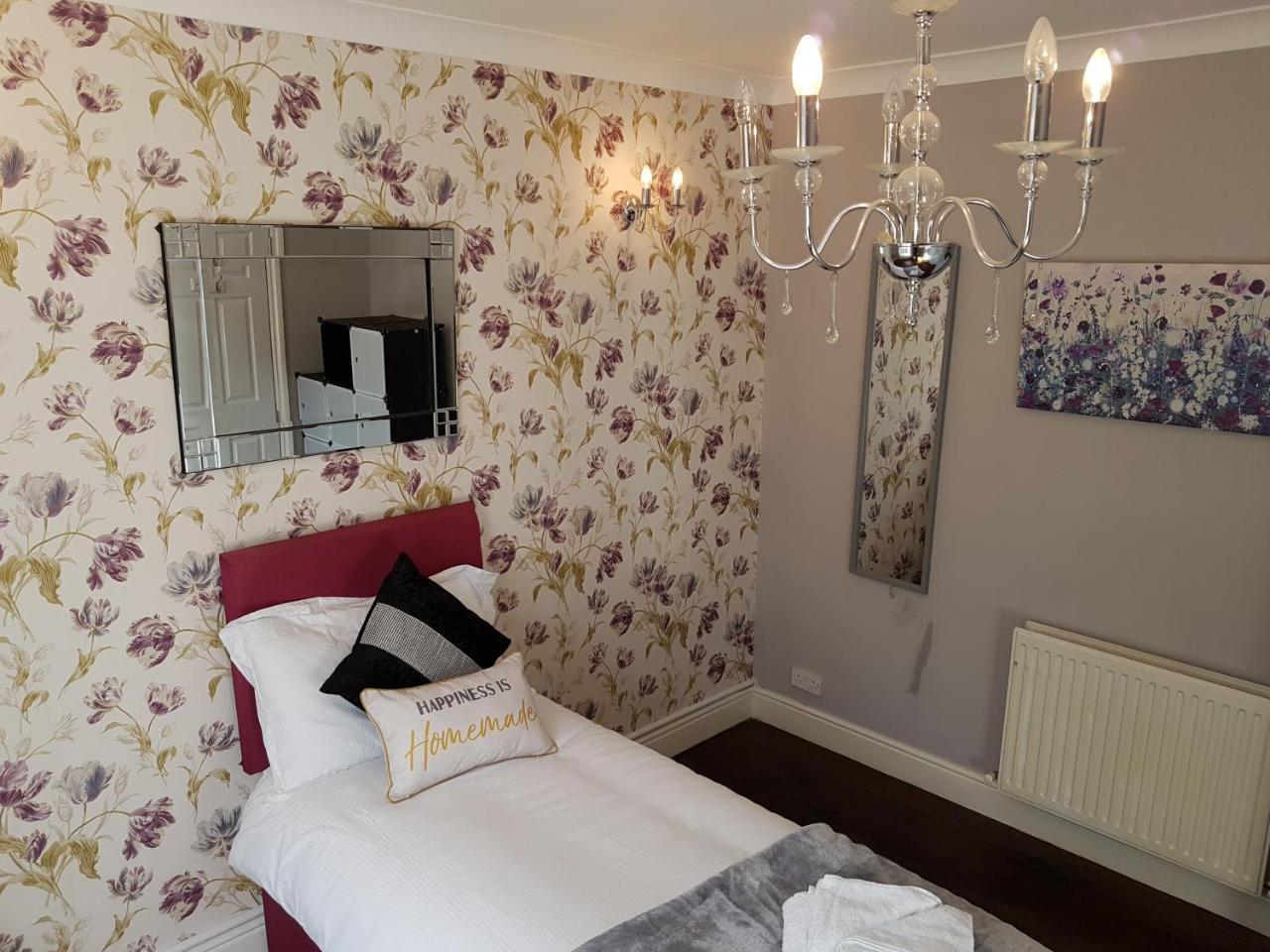 Appartement Slough Centre Townhouse With Driveway Parking For Up To Two Cars Extérieur photo