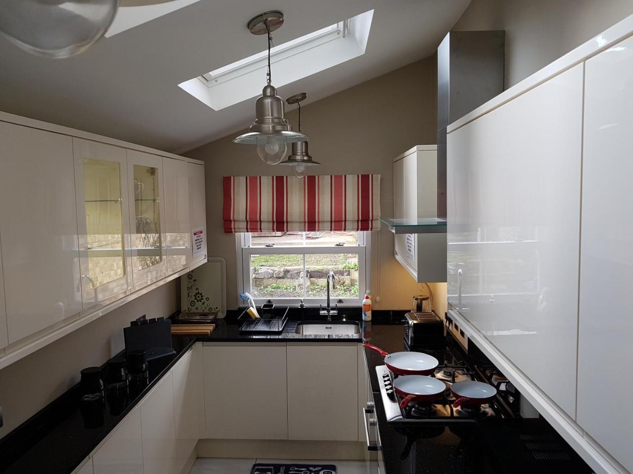 Appartement Slough Centre Townhouse With Driveway Parking For Up To Two Cars Extérieur photo