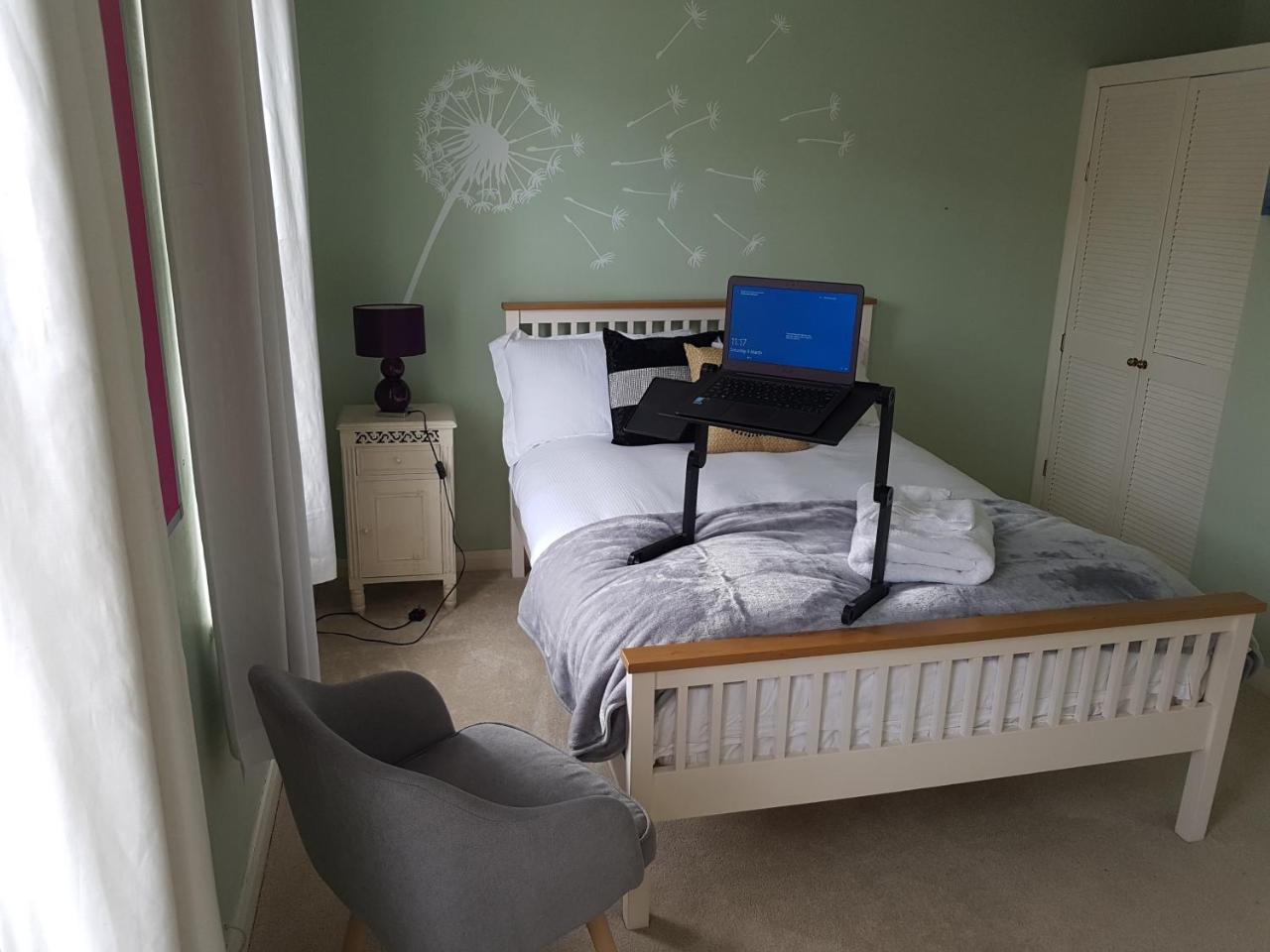 Appartement Slough Centre Townhouse With Driveway Parking For Up To Two Cars Extérieur photo