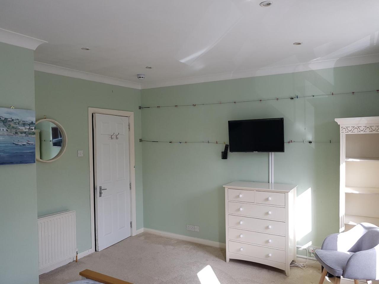 Appartement Slough Centre Townhouse With Driveway Parking For Up To Two Cars Extérieur photo