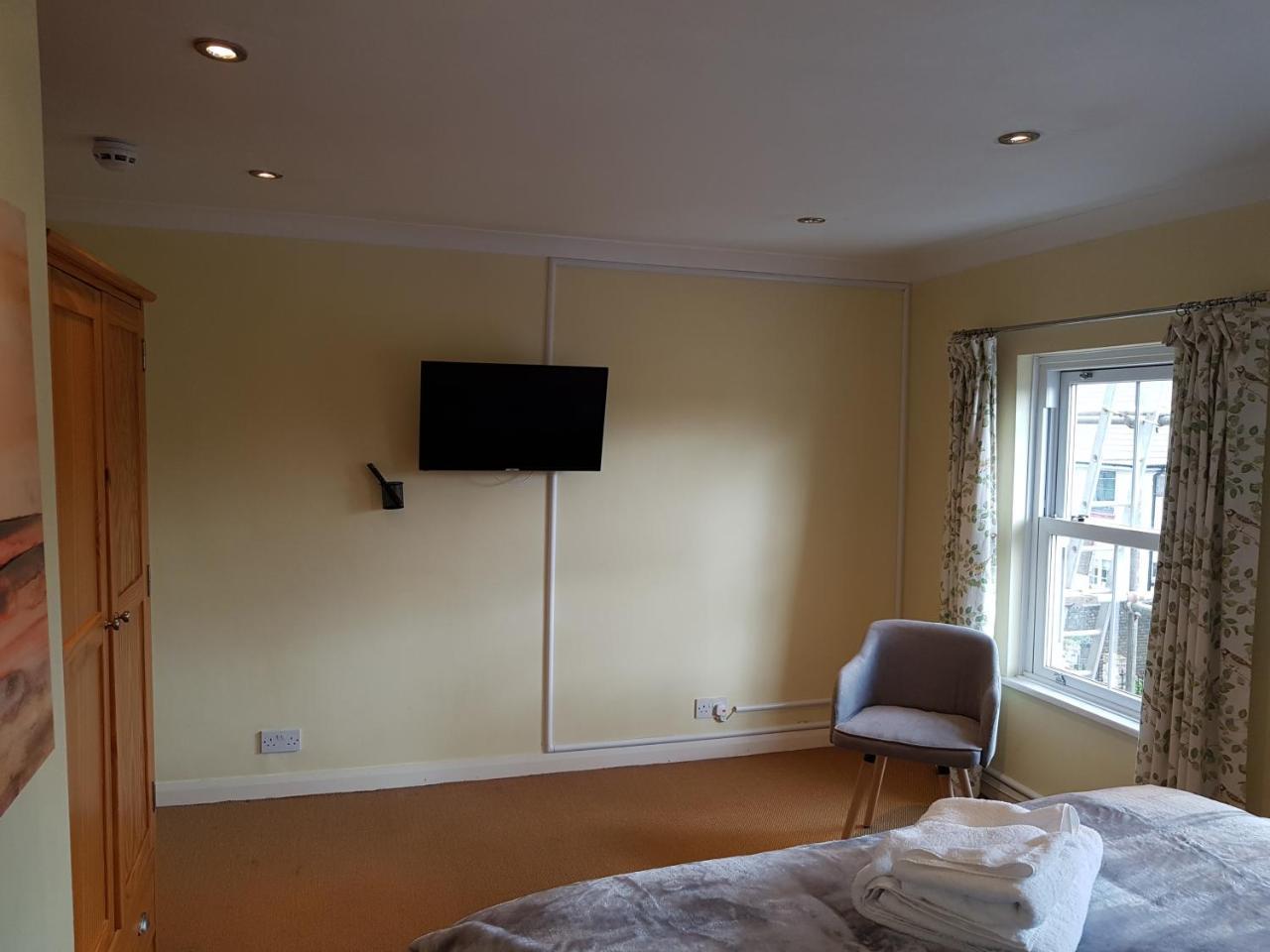 Appartement Slough Centre Townhouse With Driveway Parking For Up To Two Cars Extérieur photo