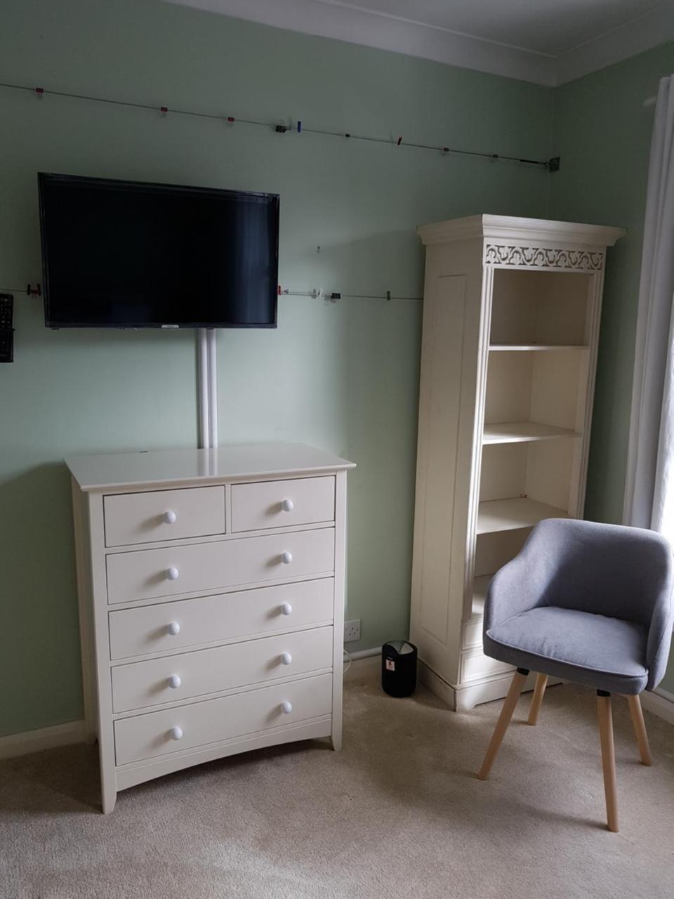 Appartement Slough Centre Townhouse With Driveway Parking For Up To Two Cars Extérieur photo