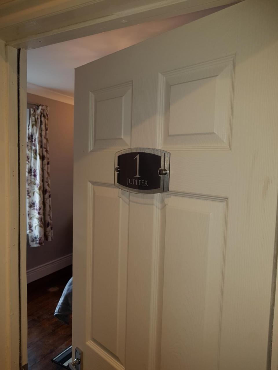 Appartement Slough Centre Townhouse With Driveway Parking For Up To Two Cars Extérieur photo