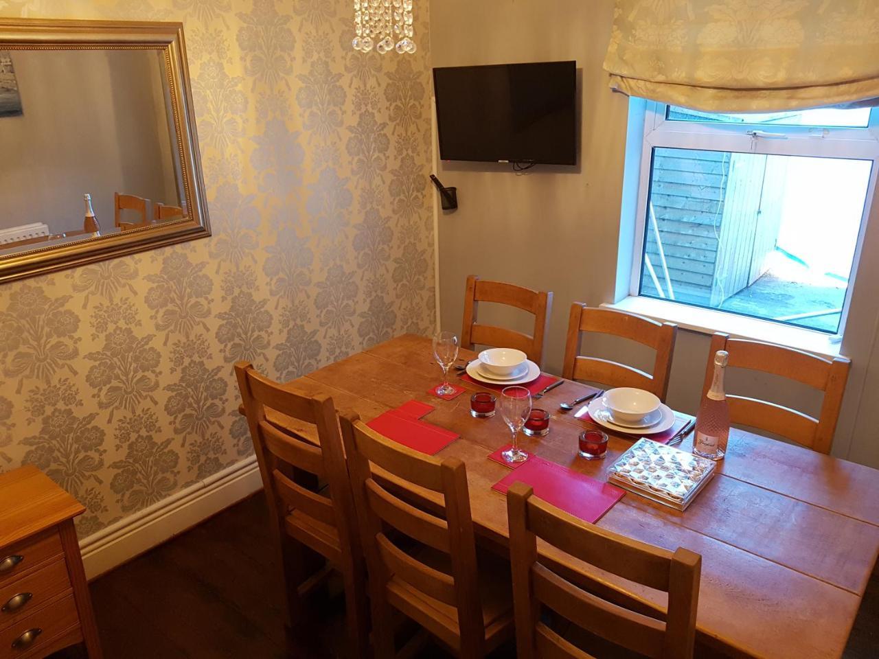 Appartement Slough Centre Townhouse With Driveway Parking For Up To Two Cars Extérieur photo